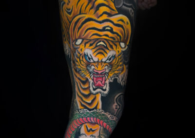open mouth tiger on leg tattoo